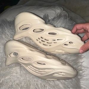 Women’s Yeezy Foams | Size 7